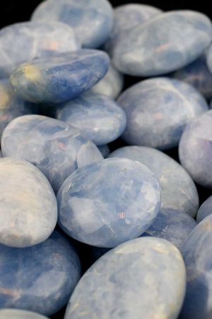 blauwe calciet, blauwe calciet steen, grote stenen, knuffelsteen, getrommeld, hand gepolijst, kopen, blue calcite,
