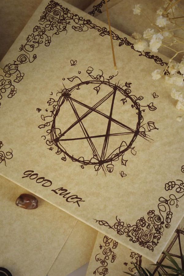 Heksen ritueel pentagram envelop met kaarten "good luck"