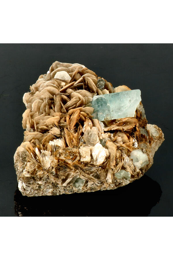 Aquamarijn op Muscoviet specimen ruw, 7.5 cm, 391 gram, Skardu, Pakistan 1 Aquamarijn op Muscoviet specimen ruw, 7.5 cm, 391 gram, Skardu, Pakistan
