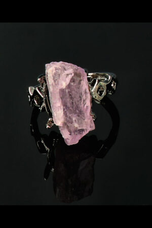 Ruwe Kunziet verstelbare ring, steen circa 8 tot 15 mm