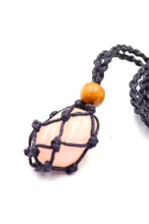 Rozenkwarts trommelsteen gevlochten kooi hanger, zwarte ketting